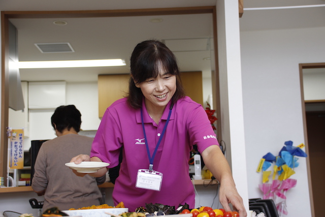 社旗福祉協議会に勤め、公営住宅に住むお年寄りの心のケアにあたる阿部さん。ランチイベントにお邪魔してきました