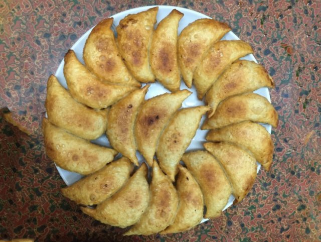 川鳥さんの円盤餃子です。見た目のインパクトもありますが、とにかく食べると初体験の食感！水餃子も美味しい！