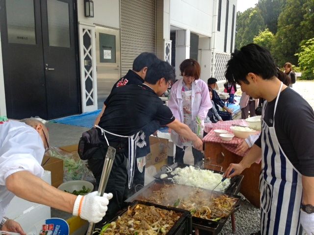 高砂長寿味噌さんとの炊き出しでジンギスカンを焼いています。