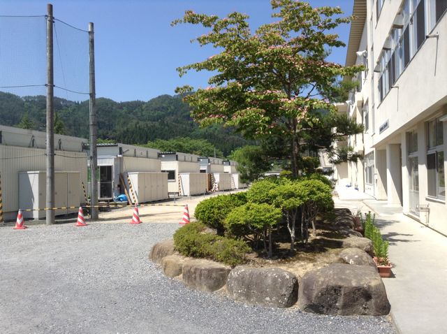 校庭にはたくさんの仮設住宅が建ち並んでいました。