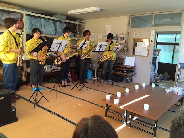 仮設小竹浜団地での演奏。少しずつ支援が減りつつあるそうです。僕たちの演奏に喜んで耳を傾けて聞いてくれました。