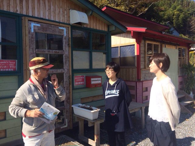 学生にサックスの上達方法を質問するレインボーサライの冨山さん