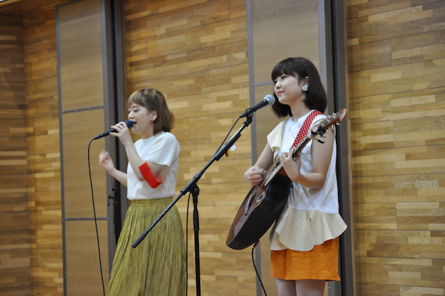キュートな2人組、Softlyのライブ。