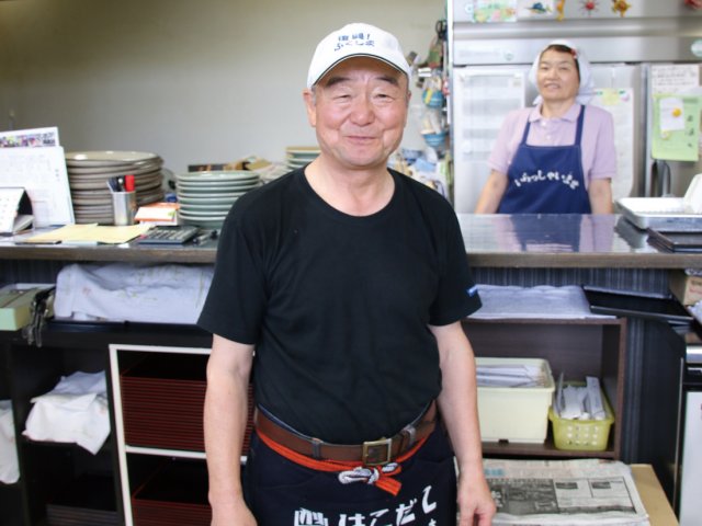 浪江焼きそば「杉乃家」の店主と女将さん。 二本松にあるこの店は息子に任して浪江で店を再開したいけど…。 商売として成り立つか、ご自身の年令的なこと。決断にはまだ至らない。