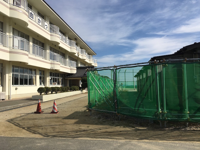 ほとんどの学校の校庭には仮設住宅があり、今年の夏で入居者がいなくなり立て壊しが決まったところもあれば、まだ入居者がいるところも。