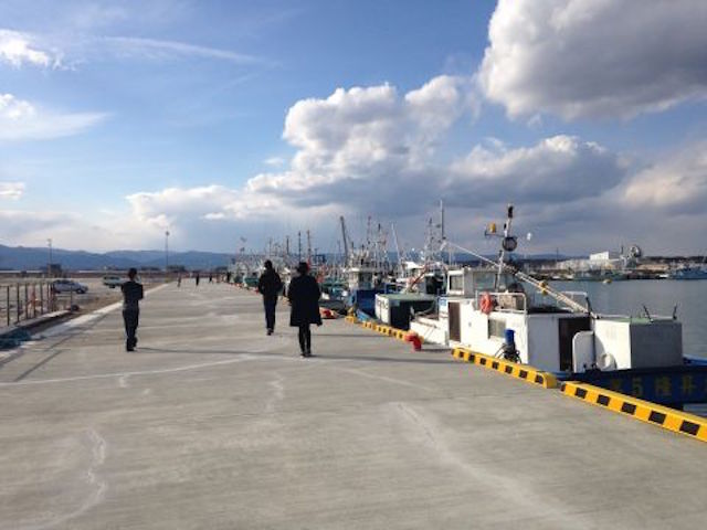 浪江町の請戸漁港。漁船が戻ってきています。 