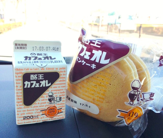 東北のミニストップ限定で販売している酪王カフェオレとパンケーキ。